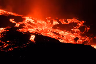 Núi lửa Cumbre Vieja trên đảo La Palma, thuộc quần đảo Canaria, bắt đầu phun trào vào Chủ nhật tuần trước, ngày 19/9. Viện Nghiên cứu núi lửa quần đảo Canaria dự báo đợt phun trào lần này của núi lửa Cumbre Vieja sẽ kéo dài trong khoảng từ 24-84 ngày.