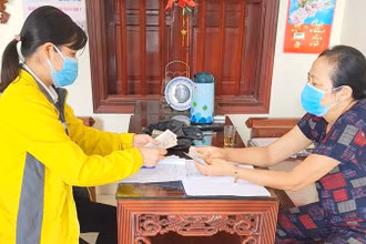 Chi trả lương hưu tại nhà (Ảnh: Bảo hiểm xã hội Hà Nội).