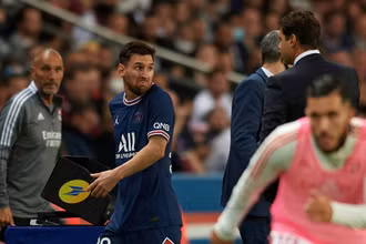 Phản ứng khó hiểu của Messi với Pochettino khi bị thay ra phút 76. (Ảnh: Getty Images) 