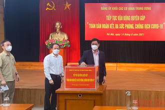 Cán bộ, công chức, người lao động cơ quan Đảng ủy Khối quyên góp, ủng hộ Quỹ phòng, chống dịch Covid-19.