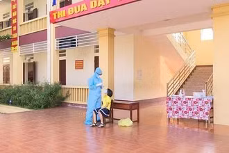 Lấy mẫu xét nghiệm học sinh trường Tiểu học Đồng Xuân.