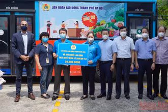 LĐLĐ quận Hoàng Mai hỗ trợ tiền ăn cho công nhân Công ty TNHH ABB Power Grids Việt Nam. (Ảnh: NGUYÊN TRANG).