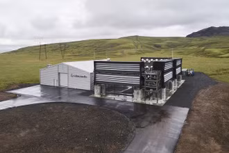 Nhà máy thu khí CO2 trực tiếp từ không khí lớn nhất thế giới đi vào hoạt động tại Iceland. (Ảnh: Bloomberg.com)
