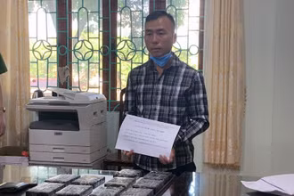 Đối tượng Sùng A Cừ và tang vật tại Cơ quan điều tra.