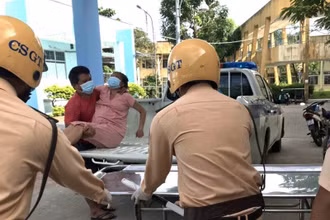 Các chiến sĩ công an hỗ trợ, đưa sản phụ đến bệnh viện an toàn.