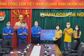 Đại diện Ban Tổ chức “Siêu thị mini 0 đồng - Hà Nội trái tim hồng” bàn giao những phần quà cuối cùng của giai đoạn 3 cho Thành đoàn, Hội Sinh viên TP Hà Nội, chính thức khép lại chương trình mang ý nghĩa nhân văn này. 