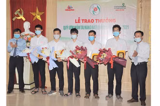 Trao thưởng cho học sinh, sinh viên đạt thành tích xuất sắc tiêu biểu.