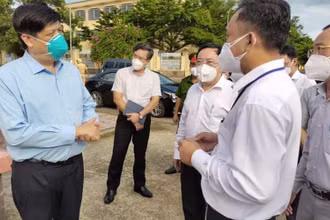 Bộ trưởng kiểm tra công tác phòng, chống dịch. (Ảnh: Bộ Y tế)