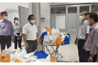 Bí thư Tỉnh ủy Long An Nguyễn Văn Được (đứng giữa) thăm, trao quà an sinh cho lực lượng y, bác sĩ, tại Bệnh viện dã chiến huyện Tân Trụ, tỉnh Long An.