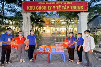 Đoàn viên chuẩn bị tổ chức vui Trung thu tại Khu cách ly y tế tập trung huyện Tân Hồng.