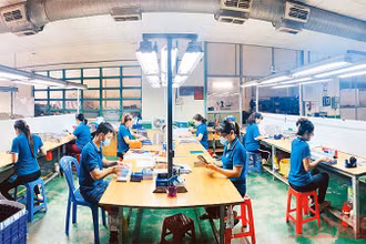 Người lao động sản xuất theo quy định giãn cách ở TP Hồ Chí Minh (Ảnh: BND).