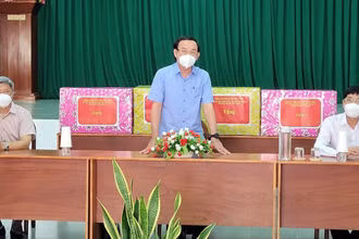 Đồng chí Nguyễn Văn Nên (giữa) làm việc với Ban Thường vụ Huyện uỷ huyện Cần Giờ.