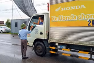 Người điều khiển phương tiện vận tải hàng hóa vào Thái Nguyên chỉ cần làm test nhanh kháng nguyên tại chốt kiểm dịch Covid-19.