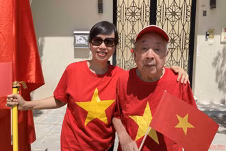 Người hâm mộ tại Saudi Arabia chờ được vào sân để xem đội tuyển Việt Nam thi đấu. 