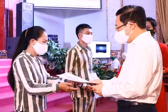 Ủy viên Bộ Chính trị, Phó Thủ tướng Chính phủ Phạm Bình Minh trao quyết định đặc xá.