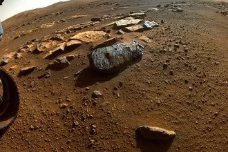 Hình ảnh do tàu thăm dò Perseverance chụp ngày 8/9 cho thấy mẫu đá thứ hai được tàu khoan thủng. Ảnh: NASA/JPL.