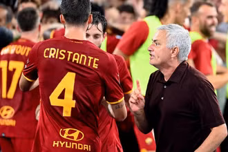 Mourinho đánh dấu cột mốc đáng nhớ trong sự nghiệp cầm quân. (Ảnh: AS Roma)