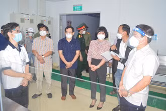 Chủ tịch Ủy ban nhân dân tỉnh Quảng Ngãi Đặng Văn Minh (đứng bên phải) kiểm tra công tác phòng, chống dịch tại Công ty TNHH Hoya Lens. 