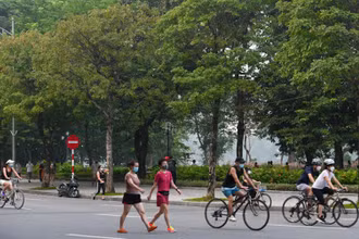 Từ sáng sớm, người dân đã tập trung tại các khu vực công cộng để tham gia các hoạt động thể dục thể thao ngoài trời. Ảnh: Duy Linh