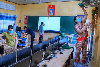 Cán bộ, giáo viên Trường Tiểu học 1 Khánh Bình Tây Bắc, huyện Trần Văn Thời vệ sinh trang thiết bị giảng dạy. 