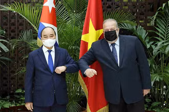 Chủ tịch nước Nguyễn Xuân Phúc hội kiến Thủ tướng Cuba Manuel Marrero Cruz. Ảnh: TTXVN