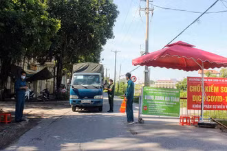 Xã Phù Đổng, huyện Gia Lâm, kiểm soát chặt chẽ các phương tiện ra, vào. 