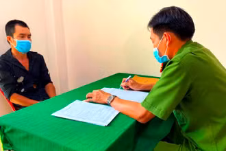 Đối tượng Đông tại cơ quan công an. (Ảnh: Công an cung cấp)