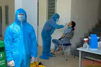 Ngành y tế tổ chức truy vết, lấy mẫu xét nghiệm.