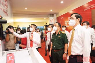 Bí thư Tỉnh ủy Bà Rịa - Vũng Tàu Phạm Viết Thanh (hàng đầu, bên phải) nghe giới thiệu về mạng 5G tại buổi lễ khai trương.