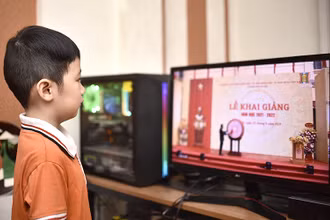 Học sinh lớp 2A, trường tiểu học Tô Hoàng, quận Hai Bà Trưng (Hà Nội) dự lễ khai giảng trực tuyến. (Ảnh: Minh Duy)