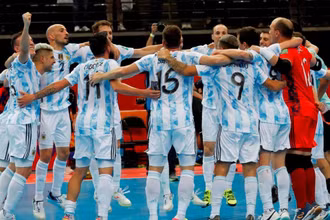 Các cầu thủ đội tuyển Argentina ăn mừng chiến thắng. (Ảnh: FIFA)