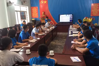 Ra mắt nền tảng kỹ thuật số Em Vui tại điểm cầu địa phương.