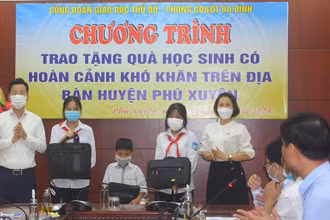 Đại diện Công đoàn ngành giáo dục và đào tạo Hà Nội và Phòng Giáo dục và Đào tạo quận Ba Đình trao tặng thiết bị học trực tuyến cho các em học sinh khó khăn huyện Phú Xuyên.