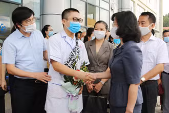 Lãnh đạo tỉnh Quảng Ninh và Sở Y tế động viên các bác sĩ lên đường chống dịch tại TP Hồ Chí Minh.