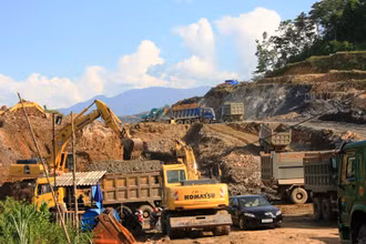 Công ty TNHH Xây dựng, thương mại Lilama khai thác quặng apatit trên mặt bằng Dự án xây khách sạn, nhà hàng, tại xã Đồng Tuyển, TP Lào Cai, năm 2014.