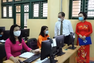 Lãnh đạo TP Hải Dương kiểm tra cơ sở vật chất và an toàn phòng dịch tại các cơ sở giáo dục trước khi đón học sinh trở lại nhà trường. (Ảnh: QUỐC VINH).