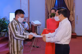 Đồng chí Phạm Bình Minh, Uỷ viên Bộ Chính trị, Phó Thủ tướng Chính phủ, Chủ tịch Hội đồng Tư vấn đặc xá trao Giấy chứng nhận đặc xá cho phạm nhân.
