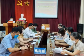 Quang cảnh phiên đấu giá lô đất.