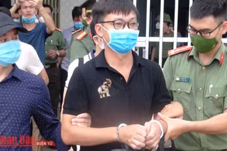 Lực lượng chức năng áp giải đối tượng.