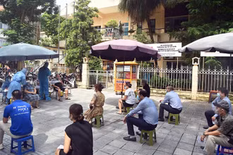 Xét nghiệm Covid-19 cho người dân Hà Nội. (Ảnh: DUY LINH)