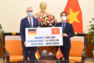 Thứ trưởng Bộ Ngoại giao Tô Anh Dũng và Đại sứ Đức tại Việt Nam Guildo Hildner trao tượng trưng 2,6 triệu liều vaccine AstraZeneca phòng Covid-19. (Ảnh: Bộ Ngoại giao)