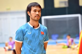 HLV Phạm Minh Giang nhiễm Covid-19 trước trận tuyển futsal Việt Nam gặp Nga. (Ảnh: VFF)