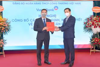Ủy viên Dự khuyết Trung ương Đảng Nguyễn Long Hải trao quyết định và tặng hoa chúc mừng đồng chí Trần Minh Bình.