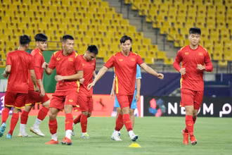 Tuyển Việt Nam trong buổi tập làm quen sân thi đấu King Saud University rạng sáng ngày 2/9 theo giờ Việt Nam. (Ảnh: Liên đoàn Bóng đá Việt Nam)