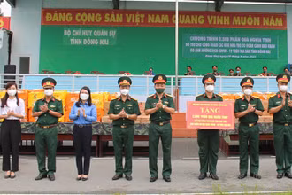 Bộ Chỉ huy quân sự tỉnh Đồng Nai trao bảng tượng trưng 2.500 phần quà tặng công nhân ở trọ cho các đơn vị.