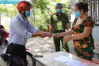 Trao tiền hỗ trợ cho lao động tự do ở xã Vị Tân, TP. Vị Thanh.