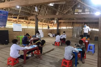 Ngành giáo dục Kon Tum linh hoạt tổ chức nhóm học trực tiếp tại nhà rông của làng cho các em học sinh không có điều kiện học trực tuyến.