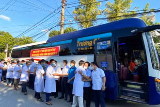 Lãnh đạo UBND tỉnh, Sở Y tế và nhân dân Điện Biên tiễn các y, bác sĩ lên đường hỗ trợ Bình Dương chống dịch.
