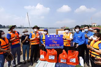 Đại diện các đơn vị, nhà tài trợ bàn giao máy tính/máy tính bảng để vận chuyển đến trao tận tay thiếu nhi ở làng chài ven sông Hồng.
