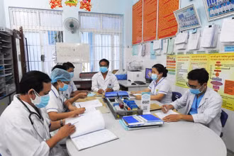 Ê-kíp trực họp, đánh giá diễn biến bệnh được kiểm tra, ghi chép cẩn thận trong hồ sơ bệnh án.